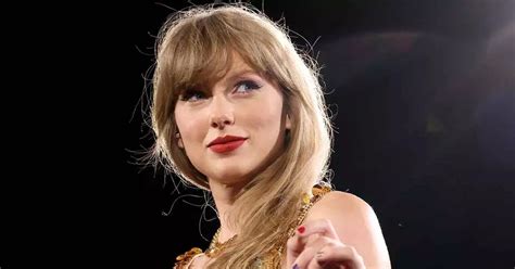 taylor swift vag|Taylor Swift Has Wardrobe Malfunction and Flashes Gold Bra